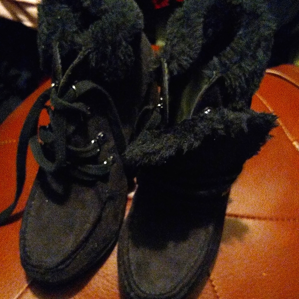 Short heeled black boots